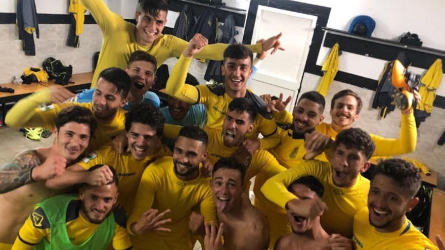 La plantilla de Las Palmas Atlético celebra la victoria en el vestuario de la Balompédica.