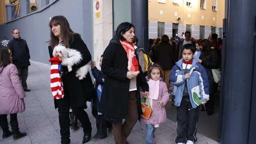 Alumnos a la salida de un colegio de la ciudad