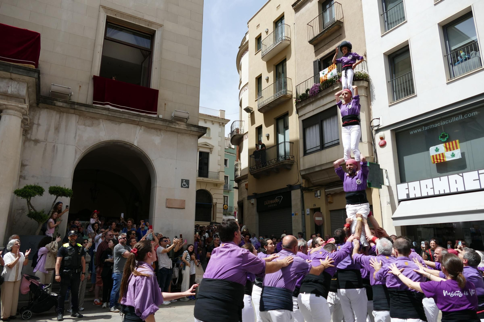 El tradicional pilar caminant de la Colla Castellera de Figueres congrega centenars de persones