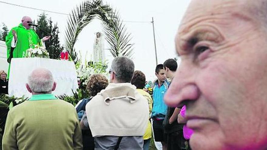 El párroco de Pillarno oficiando la misa en honor de la Virgen en Pulide.