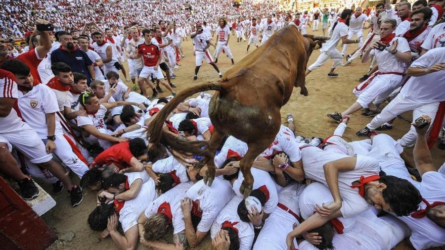 Un toro rezagado crea peligro y tensión en el encierro de hoy de San Fermín