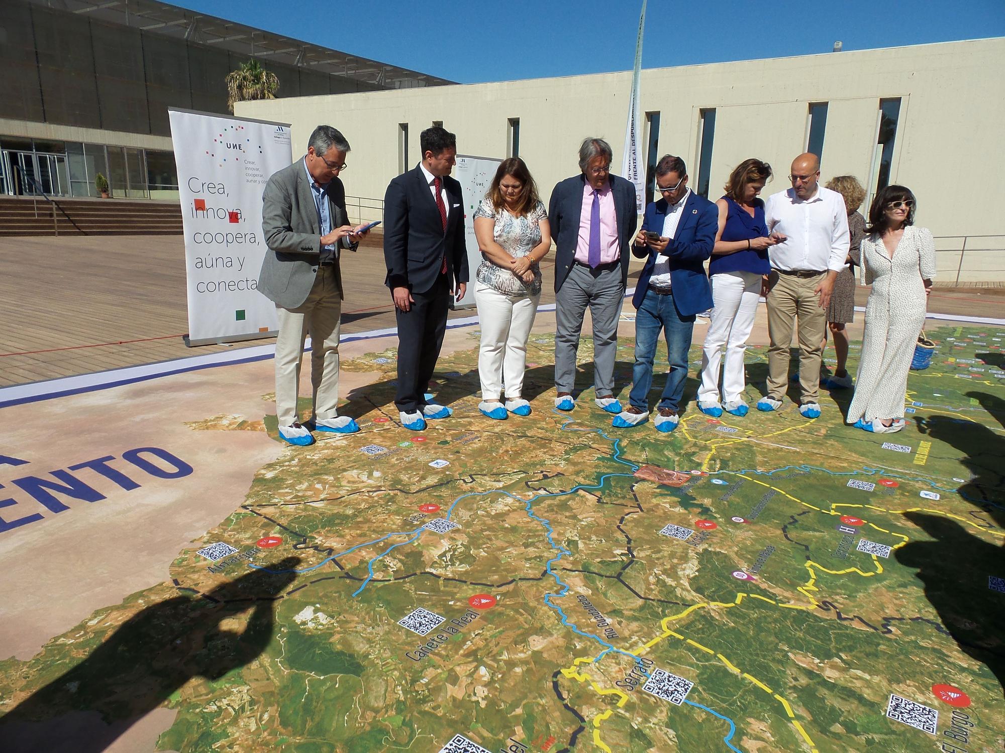 El mapa interactivo gigante de Málaga, a las puertas de la Diputación