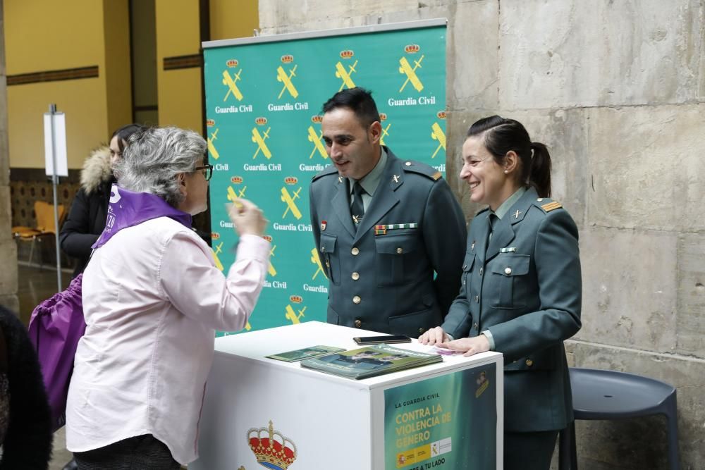 La alcaldesa de Gijón, Ana González, acude a los actos del Día contra la violencia de género