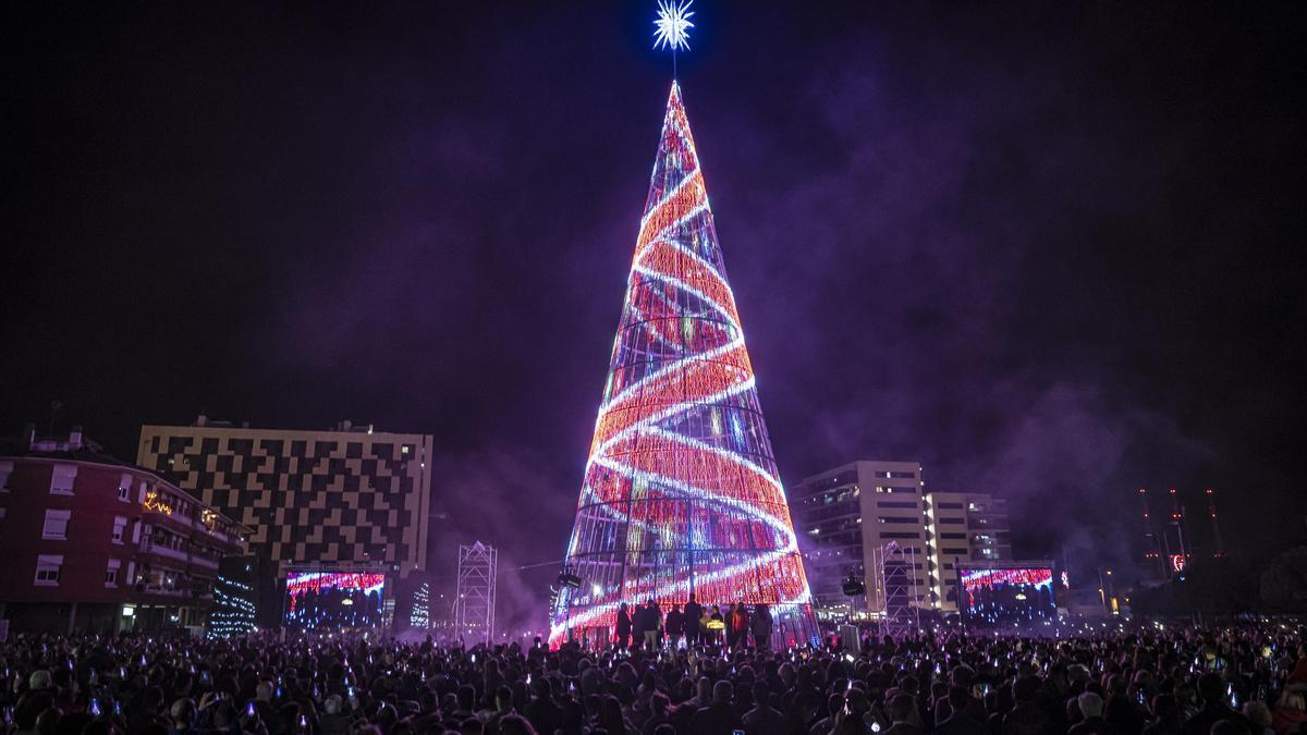 El 'superárbol' de Navidad de Badalona. Badalona ha encendido ya las más de 82.000 luces píxel que componen su tan mediático ‘superárbol’ de Navidad.