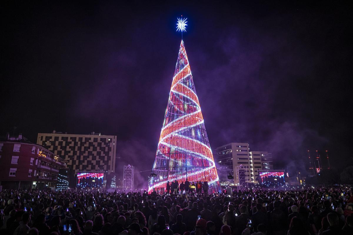 El superárbol de Navidad de Badalona. Badalona ha encendido ya las más de 82.000 luces píxel que componen su tan mediático ‘superárbol’ de Navidad.