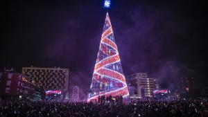 El superárbol de Navidad de Badalona. Badalona ha encendido ya las más de 82.000 luces píxel que componen su tan mediático ‘superárbol’ de Navidad.