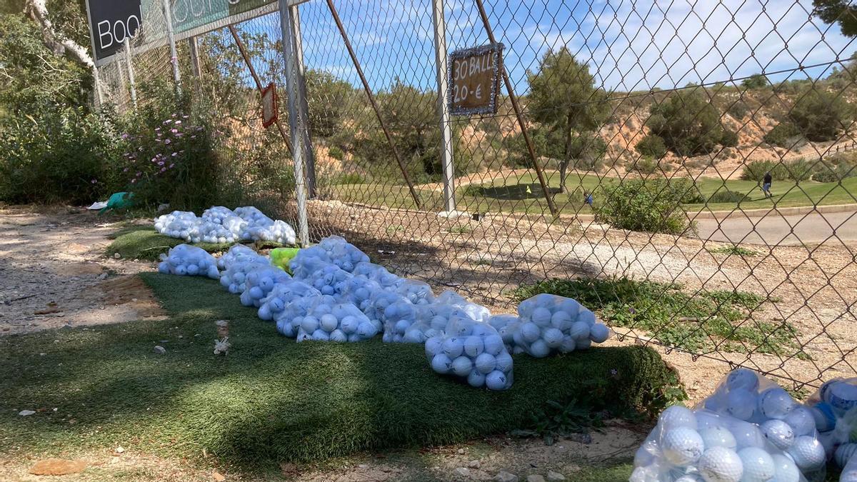 Vivir de recoger, reciclar y revender pelotas de golf en Orihuela Costa