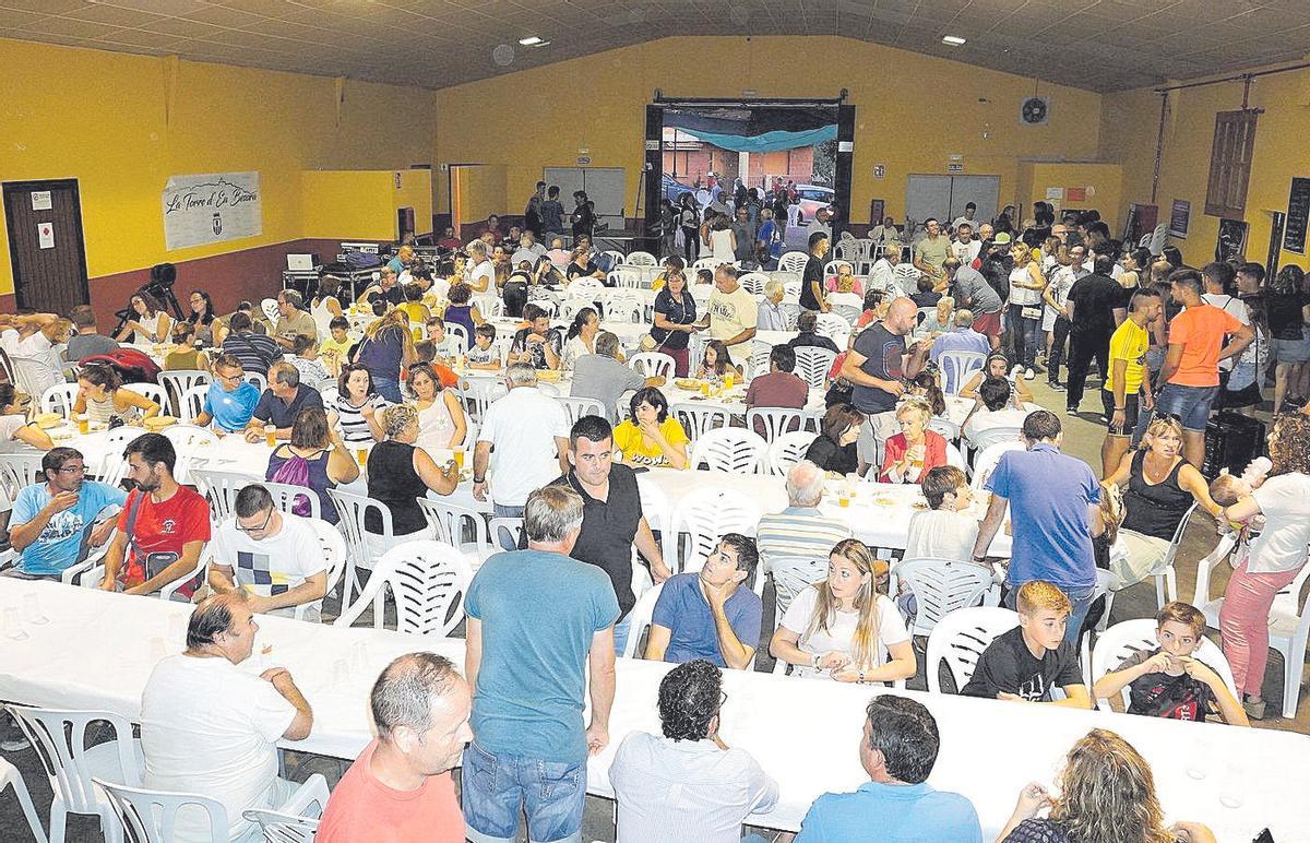 Las comidas y cenas populares son el epicentro festivo, ya que congregan a decenas de vecinos casi a diario.