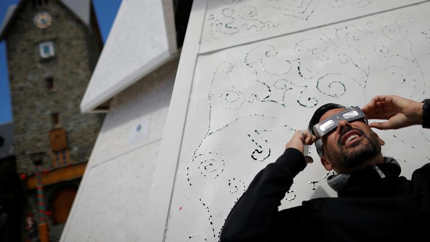 Un hombre utiliza gafas protectoras para contemplar el eclipse