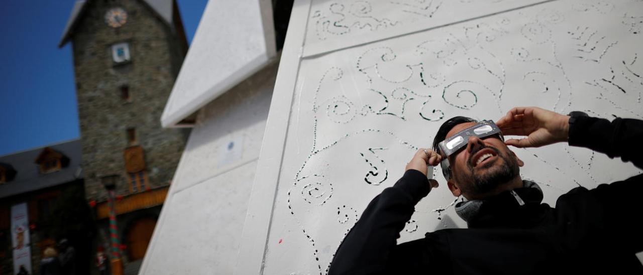 Un hombre utiliza gafas protectoras para contemplar el eclipse