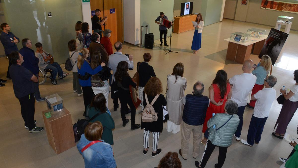 Acto poético musical en la inauguración de la 39ª de la Mostra de Teatro Internacional de Cangas y de la exposición de Lino Braxe.