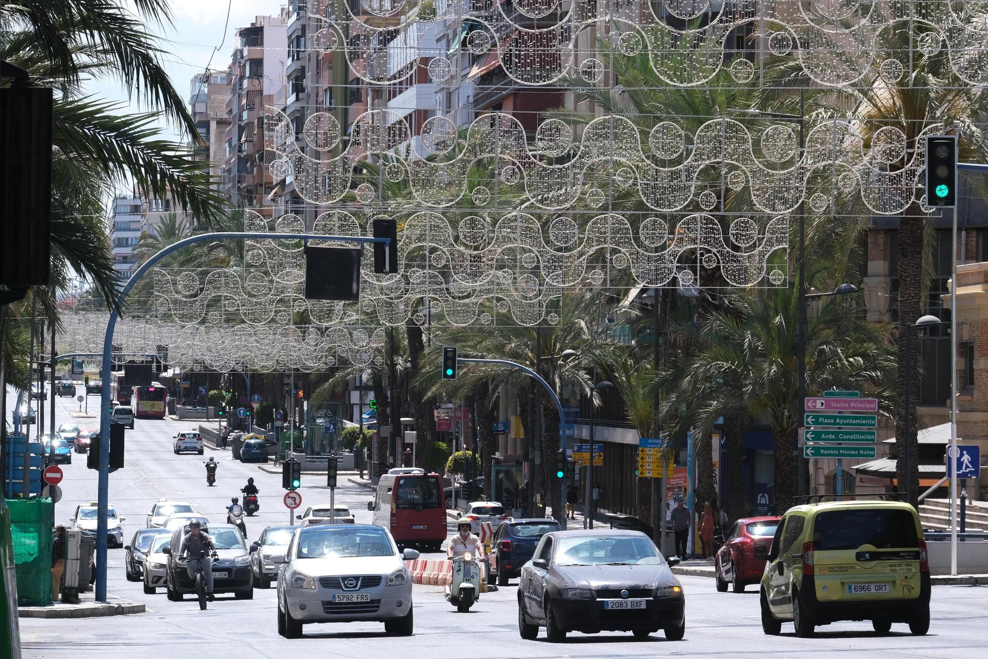 Instalan los arcos de Hogueras en el centro de Alicante