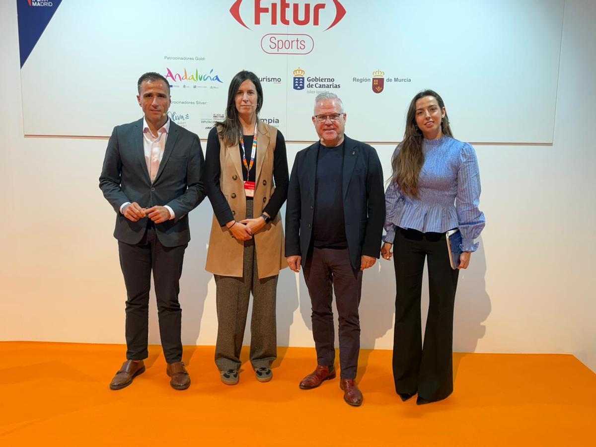 De izquierda a derecha, los participantes en el debate de FITUR Sports: Ángel Luis Sabroso, viceconsejero de la Actividad Física y Deportes del Gobierno de Canarias; Cristina García, directora general de Deportes del Gobierno de Aragón; Pere Granados, alcalde de Salou y presidente del Patronat de Turisme del municipio; e Iulene Servent, subdirectora y responsable de Canales del Diario SPORT.