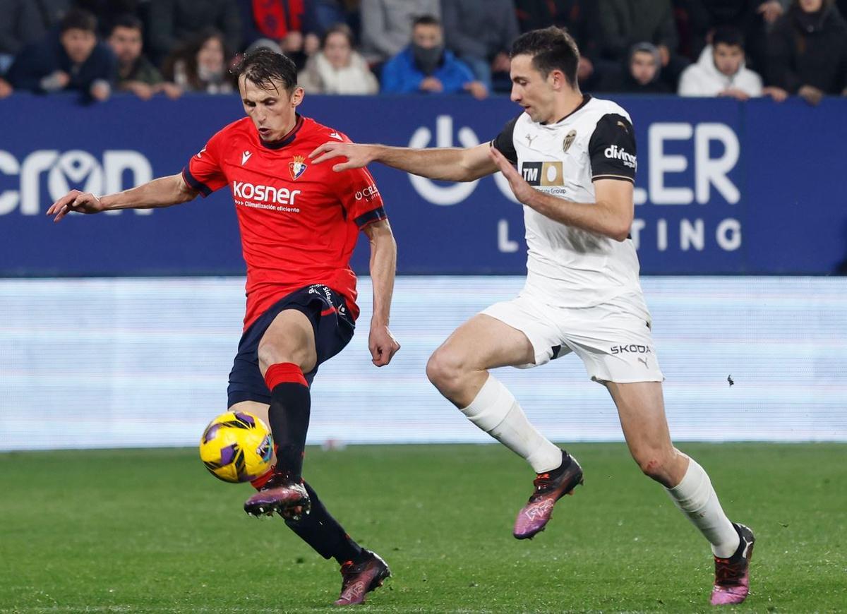 Tárrega trata de atar en corto a Budimir en el partido del pasado curso en Navarra (3-3)