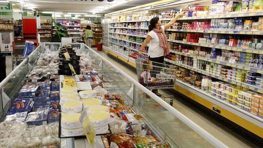 Una mujer hace la compra en un supermercado gallego.