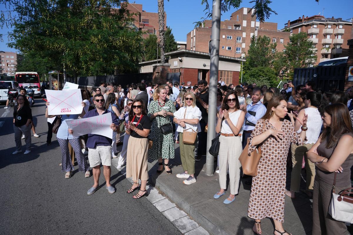 Familias del colegio de las Teresianas de Ganduxer protestan contra el proyecto de nuevo museo de Gaudí