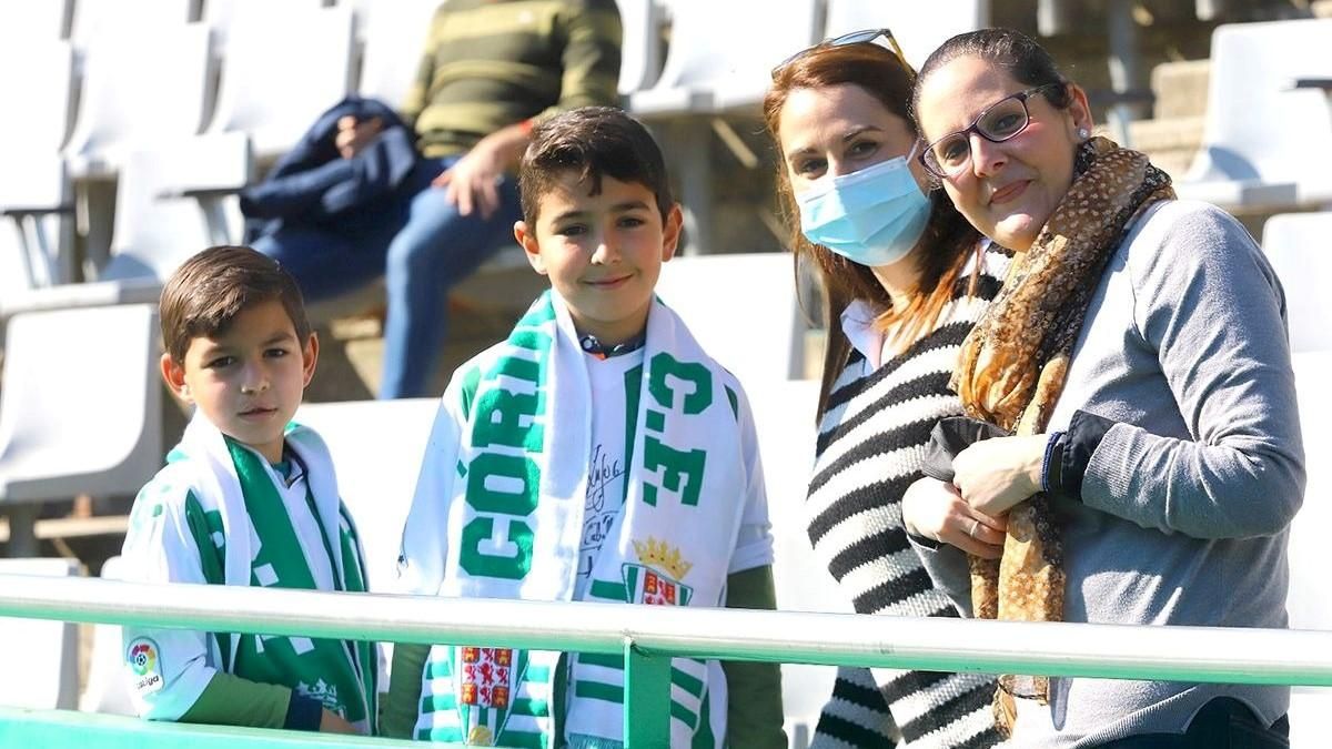 Aficionados blanquiverdes en un encuentro disputado en El Arcángel