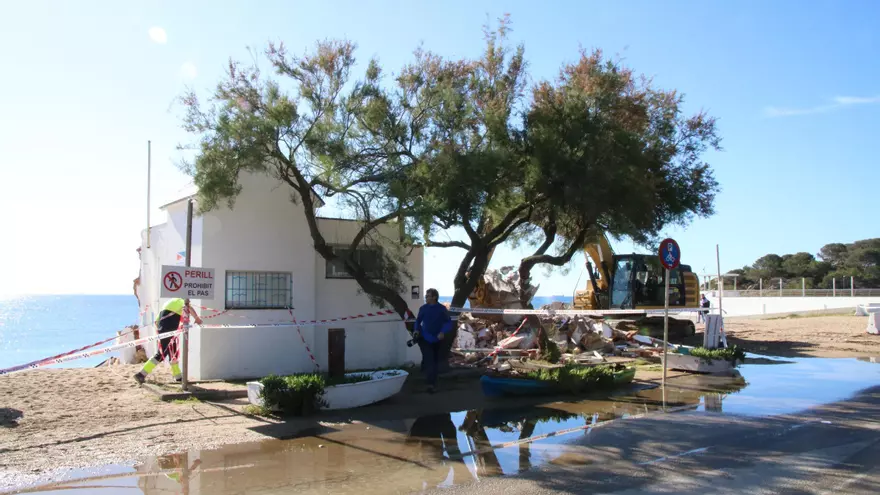 Enderroquen l'edifici de l'Escola de Vela de Platja d'Aro que les garbinades van descalçar fa un mes