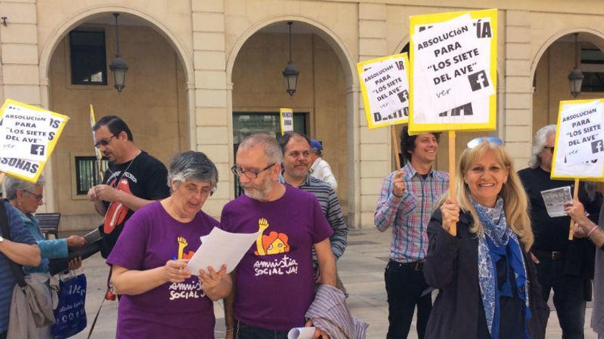 Protesta en la plaza del Ayuntamiento para que se absuelva a &quot;los 7 del AVE&quot;