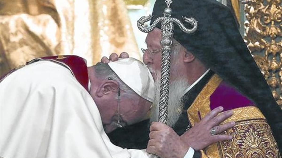 Bartolomeo de Constantinopla bendice al Papa durante la plegaria ecuménica celebrada en la iglesia patriarcal de San Jorge, en Estambul, este domingo.