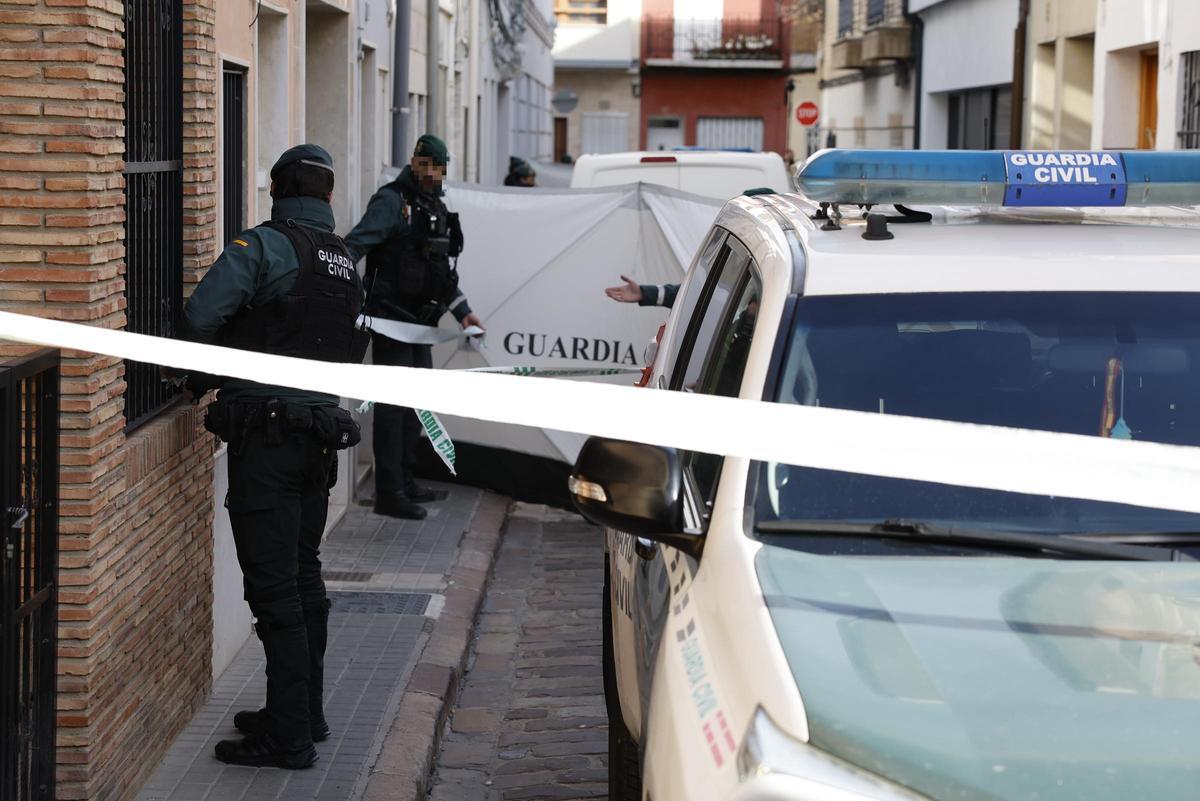 Agentes de la Guardia Civil en Sueca (Valencia), este domingo.