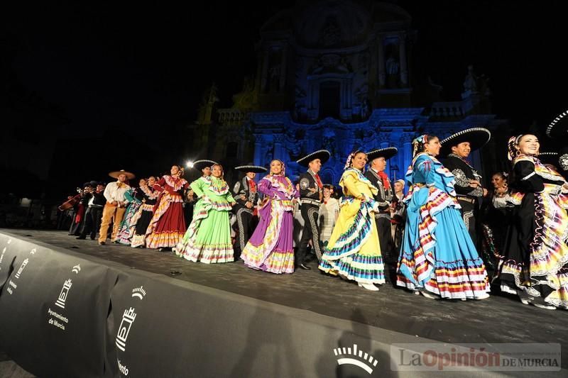 La Antorcha de la Amistad y el Moneo brillan en colores con motivo de este Festival Internacional de Folclore