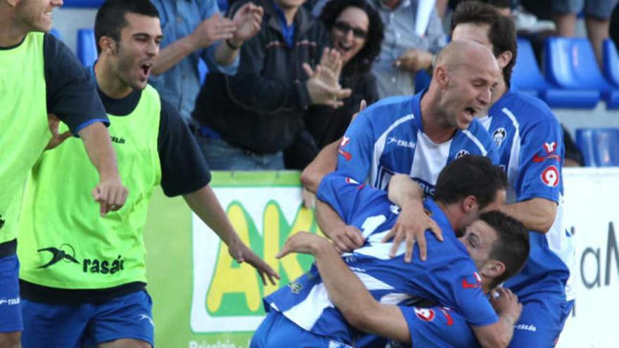 Diego Jiménez, ayer, celebra junto a Álvaro y Álex el tercer gol del Alcoyano.