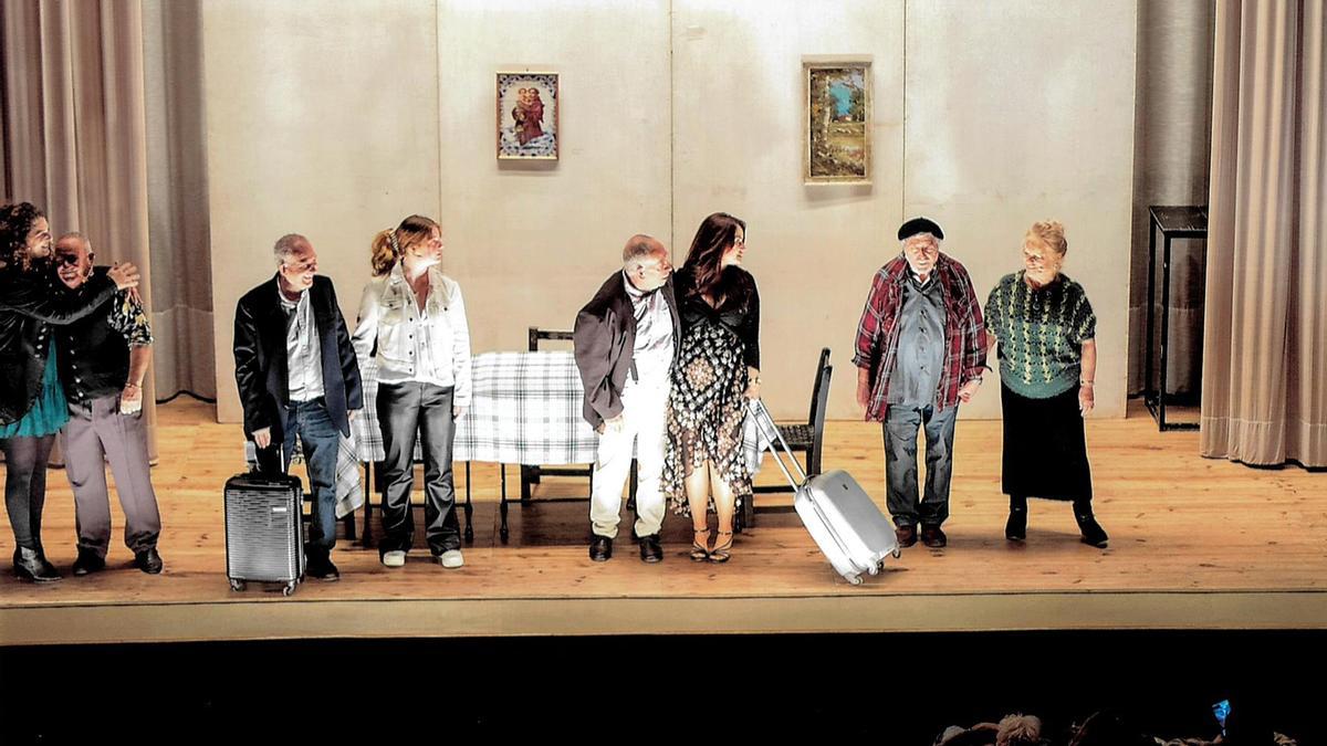 Parte del reparto de la obra ‘Una mare arreveixinada’, que el grupo de teatro Es Molí estrenó el año pasado.