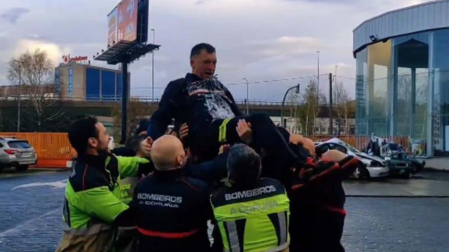 Así celebran los bomberos de A Coruña la jubilación del cabo Walter