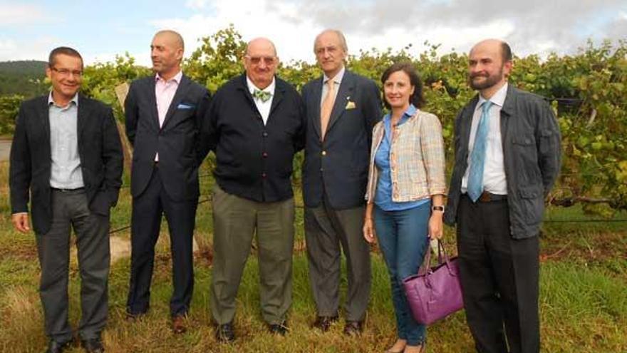 Emilio Rodríguez, Enrique Costas, José Mª Fonseca, Eduardo Pardo de Guevara, María del Carmen Martínez y Alfonso V. Carrascosa.  // E.G.