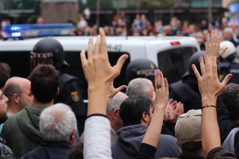 La Policia Nacional desallotja el col·legi Verd de Girona