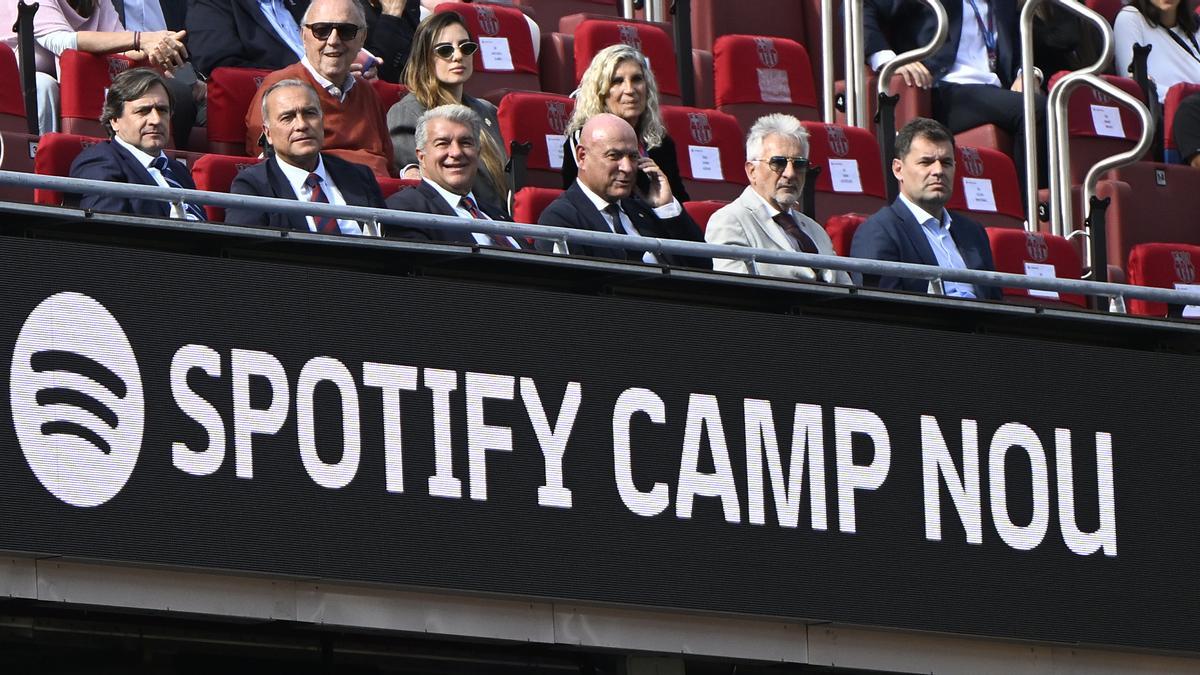 Joan Laporta, con su junta directiva, en el palco del Spotify Camp Nou.