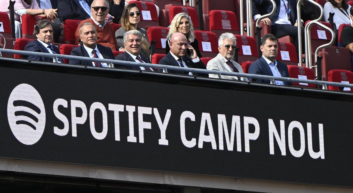 Joan Laporta, con su junta directiva, en el palco del Spotify Camp Nou.