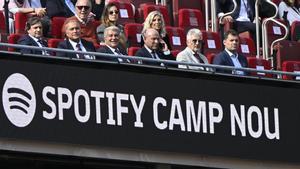 Joan Laporta, con su junta directiva, en el palco del Spotify Camp Nou.