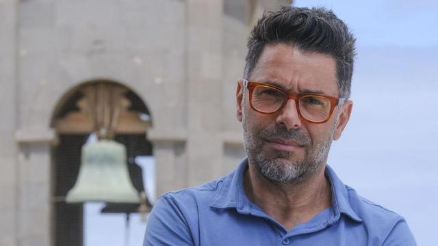 El historiador Gustavo Trujillo Yánez frente a las campanas de la Catedral de Canarias. | | JOSÉ CARLOS GUERRA