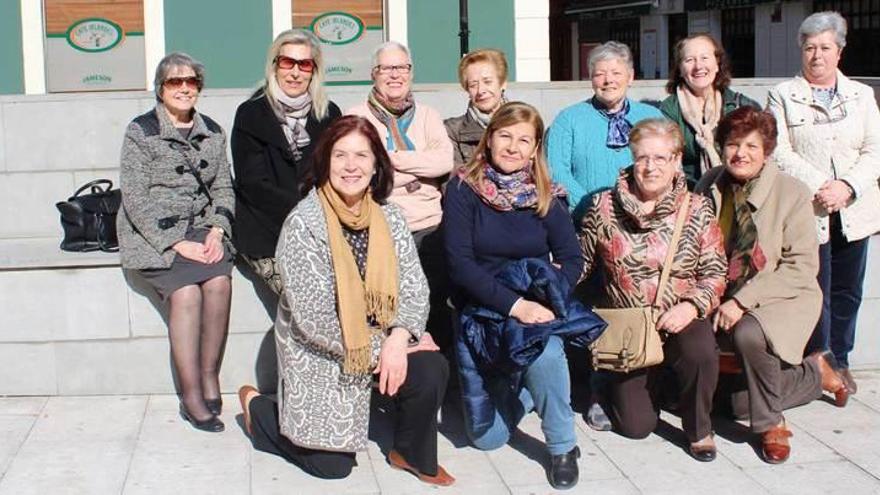 Sobre estas líneas, por la izquierda, en la fila posterior, Berta García-Barrosa, Covadonga Aramendi, Cirpri Pérez, Elvira Fernández, Obdulia Fernández, Moncha Menéndez y María José Fernández, y, en primer término, también por la izquierda, María José Fernández, María Teresa Álvarez, Alejandra Fernández y María Luisa Medina. A la izquierda, el Rosario el pasado año.