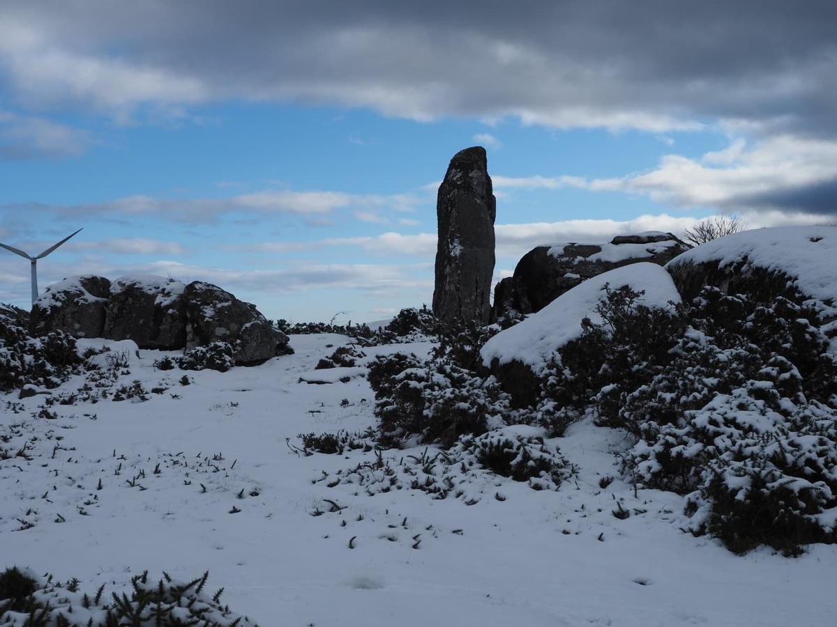 El manto de nieve en el monte do Seixo, el pico más alto de la sierra de O Cando