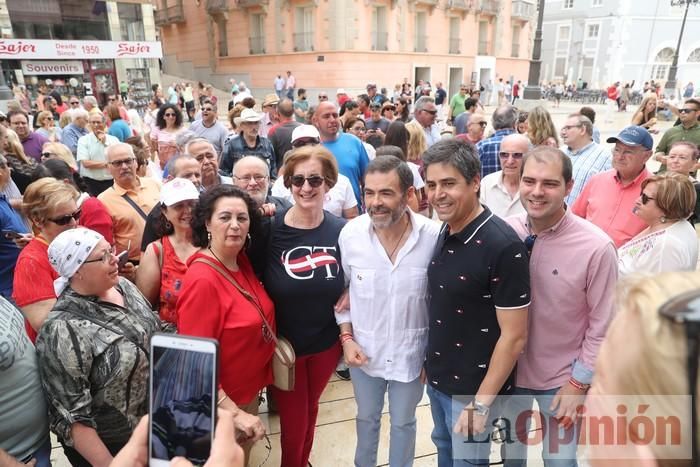 Cientos de personas protestan frente al Ayuntamiento de Cartagena por el pacto entre PP, PSOE y Cs