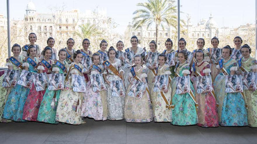 Las falleras mayores reciben el Extra de fallas. F: F. Bustamante.