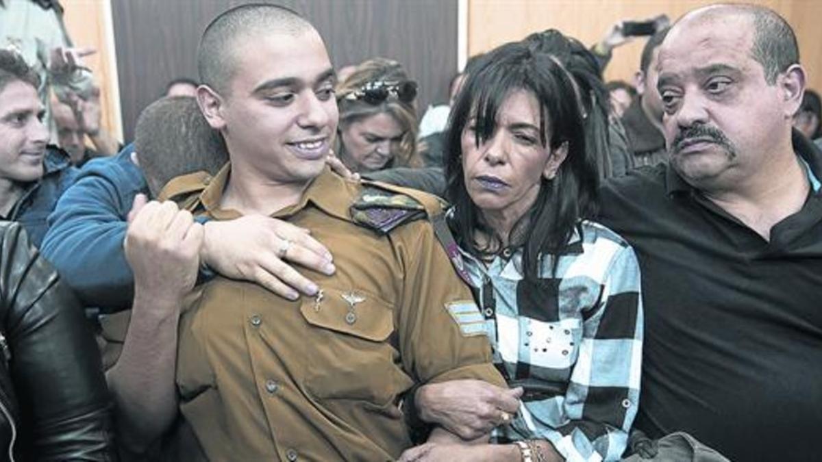 El sargento Elor Azaria espera con sus padres el veredicto, ayer en Tel-Aviv.