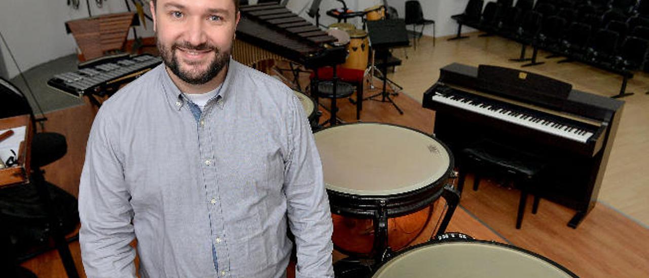 El compositor y director José Buceta, junto a tres timbales, ayer, en la Escuela de Música de ingenio.