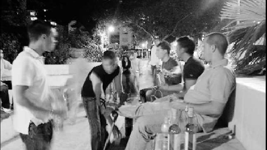 Jóvenes practican el botellón en un parque de Benidorm, en una imagen de archivo