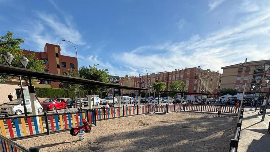 Denuncian el mal estado de un parque infantil en el barrio cordobés de Fátima: "Es un riesgo evidente para los niños"