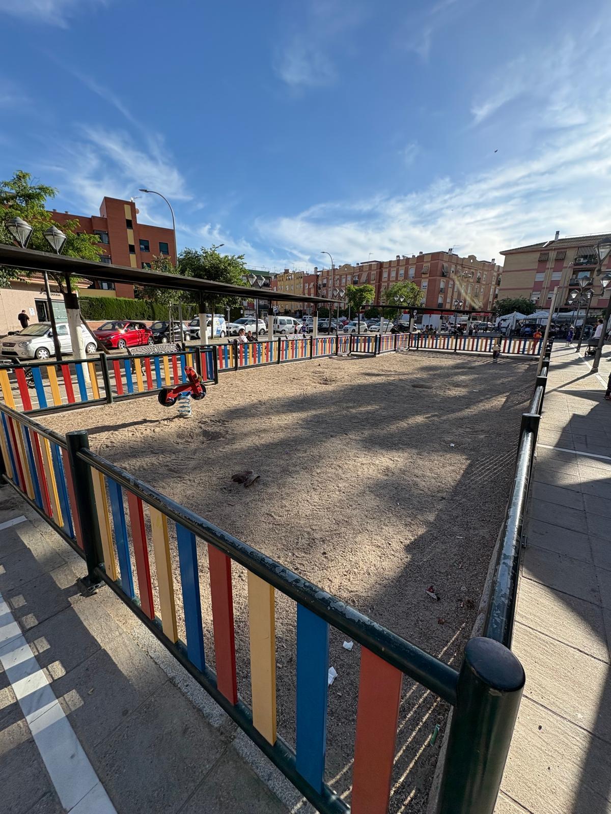 Parque infantil de la calle Historiador Jaén Morente, en el barrio de Fátima, cuyo estado denuncia Facua.