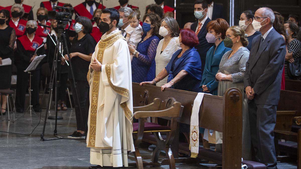 El nuevo sacerdote en un momento de su ordenación, celebrada ayer