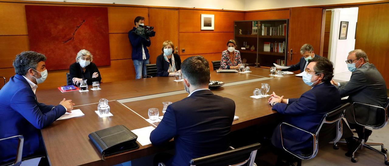 Por la izquierda, el consejero de Medio Rural y Cohesión Territorial, Alejandro Calvo; la alcaldesa de Gijón, Ana González; la alcaldesa de Avilés, Mariví Monteserín; la directora corporativa de Sepides, Montserrat González; el presidente de Sepides, Antonio Miguel Cervera; el presidente de la Autoridad Portuaria de Avilés, Santiago Rodríguez Vega; el presidente de la Autoridad Portuaria de Gijón, Laureano Lourido, y el viceconsejero de Infraestructuras, Movilidad y Territorio, Jorge García, durante el encuentro.