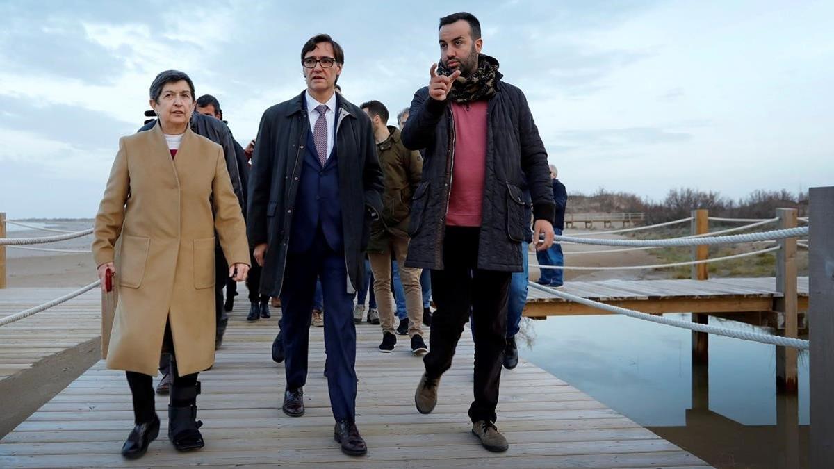 El alcalde de Deltebre, Lluís Soler (derecha), el pasado día 24 de enero del 2020, junto al ministro de Sanidad Salvador Illa y la delegada del Gobierno en Catalunya Teresa Cunillera, , visitando la zona del delta del Ebro afectada por  'Gloria'