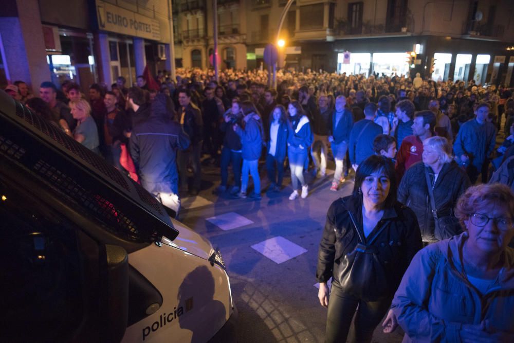 Antifeixistes i espanyolistes conflueixen davant la Guàrdia Civil de Manresa