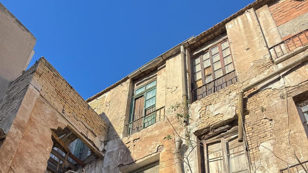 Edificio en ruinas situado en el número 27 de la calle Duque junto a la Plaza del Lago