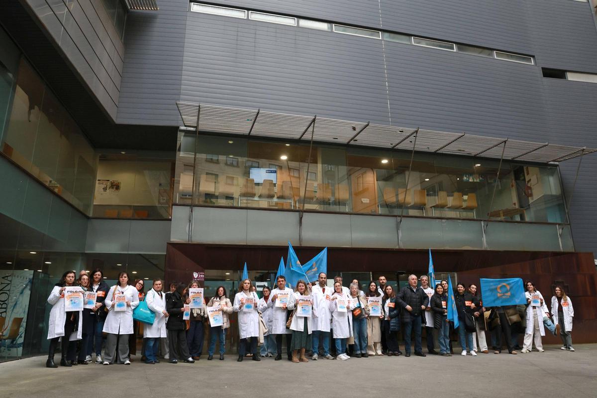 Concentración de médicos en el centro de salud Rosalía de Castro de Vigo.
